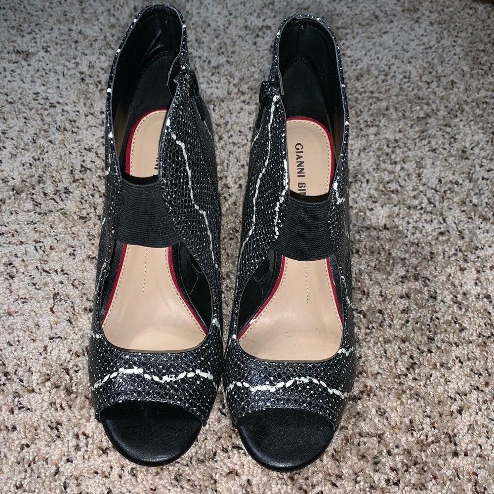New (no box) Gianni Bini peep toe heels